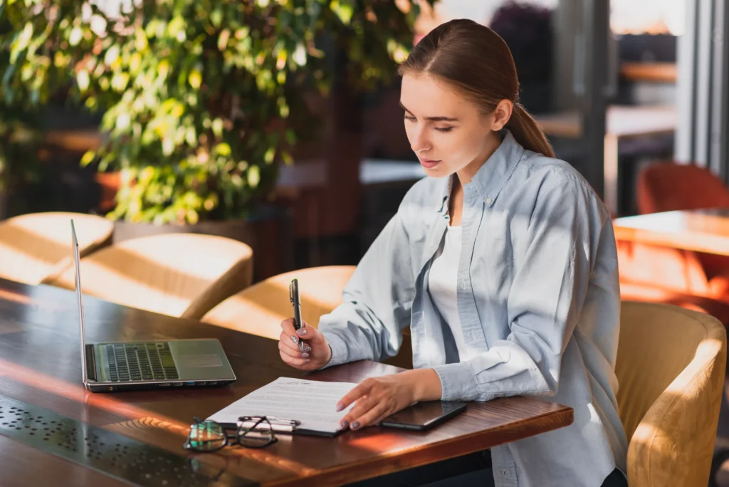 beautiful woman writing clipboard (1)